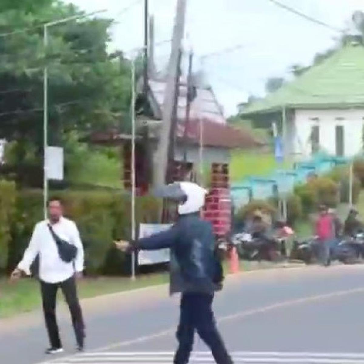 Pemotor Terobos dan Serang Barisan Polisi di Depan Mapolres Bengkulu Tengah