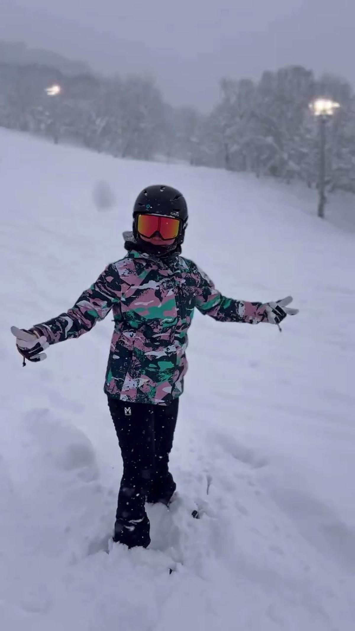 8 Potret Natasha Wilona Lakukan Snowboard di Tengah Salju, Aksinya Keren