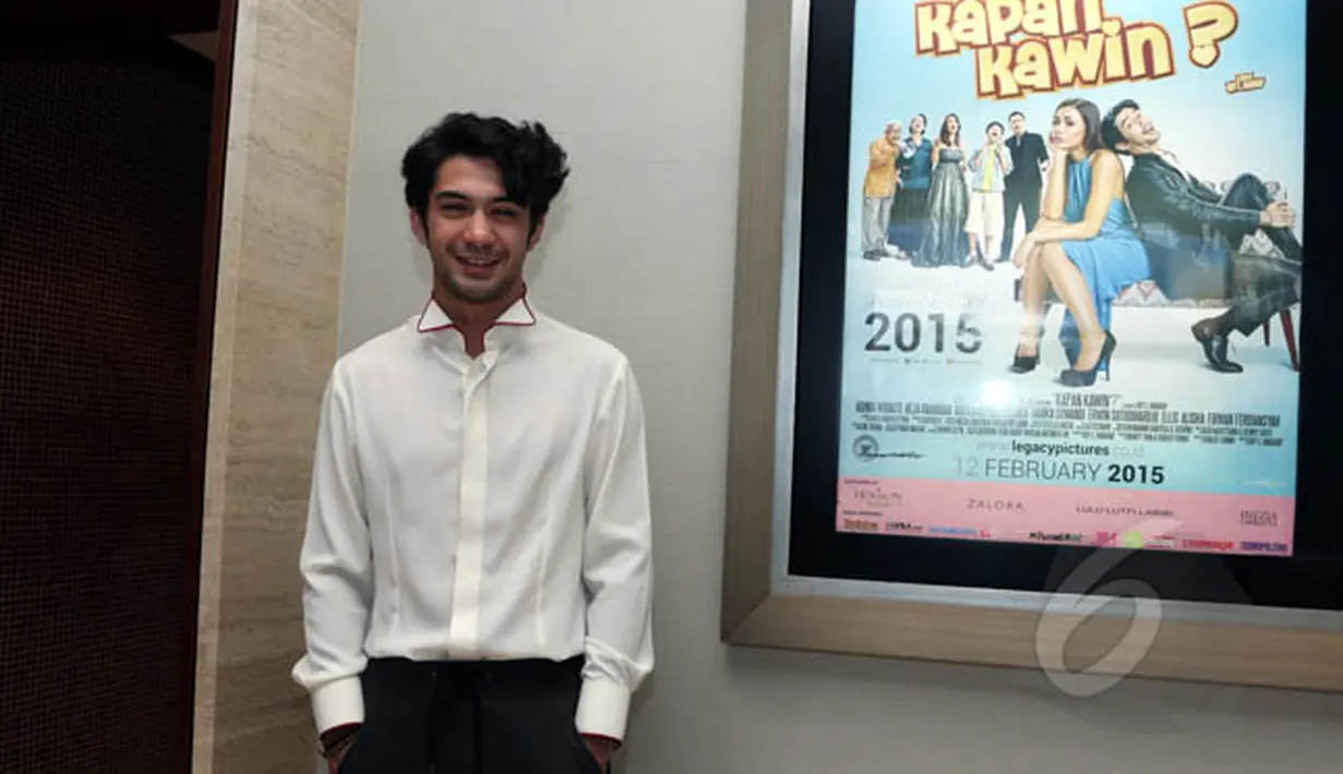 Aktor Reza Rahadian di sela-sela gala premiere film "Kapan Kawin?" di XXI Epicentrum Walk, Jakarta, Kamis (5/2/2015). (Liputan6.com/Panji Diksana)
