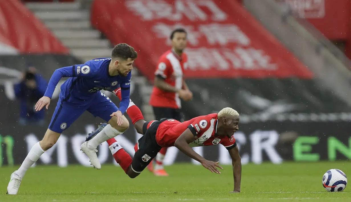 Gelandang Southampton, Moussa Djenepo (kanan) terjatuh usai perebutan bola dengan gelandang Chelsea, Jorginho dalam laga lanjutan Liga Inggris 2020/21 pekan ke-25 di St. Mary's Stadium, Southampton, Sabtu (20/2/2021). Southampton bermain imbang 1-1 dengan Chelsea. (AP/Kirsty Wigglesworth/Pool)