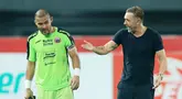 Pelatih Persija Jakarta, Thomas Doll, tampak berbicara serius dengan sang kapten Andritany Ardhiyasa setelah pertandingan melawan Bali United pada laga pekan ke-13 BRI Liga 1 2023/2024 di Stadion Patriot Candrabhaga, Bekasi, Minggu (24/9/2023). (Bola.com/M Iqbal Ichsan)