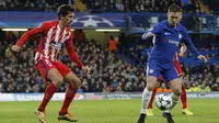 Gelandang Chelsea, Eden Hazard, mengamankan bola dari pemain Atletico Madrid pada ajang Liga Champions, di Stamford Bridge, Rabu (6/12/2017) dini hari WIB. (AP/Alastair Grant).