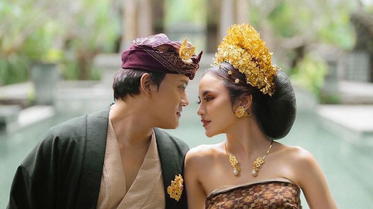 Rizky Febian Terlihat Gagah dan Mahalini Semakin Memukau