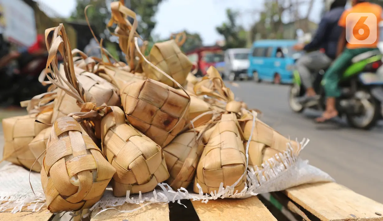 Ketupat siap hidang dijajakan di kawasan Cibubur, Jakarta, Rabu (30/7/2020). Pedagang musiman menjelang Idul Adha tersebut menjual kulit ketupat dengan harga Rp 10 ribu, sedangkan ketupat yang siap untuk dihidangkan seharga Rp 30 ribu. (Liputan6.com/Herman Zakharia)