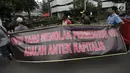 Massa membawa spanduk dalam aksi mendukung Permenhub Nomor 108 Tahun 2017 di depan Kementerian Perhubungan, Jakarta, Kamis (1/2). Mereka menyuarakan dukungan atas diterapkannya Permenhub terkait taksi online ini. (Liputan6.com/Arya Manggala)