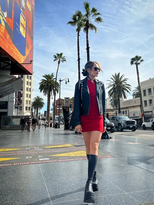 <p>Pilihan dress yang pas di tubuh bisa jadi gaya andalan. Pakaian yang membentuk lekuk tubuh memberi kesan anggun yang feminin. [Instagram/claurakiehl]</p>