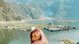 Tidak ketinggalan, dengan latar belakang danau yang indah, Dannia Salsabila pun abadikan momen tersebut. Tampil dengan busana kasual yang hangat, sosoknya ini menuai banyak pujian dari para penggemar. (Liputan6.com/IG/@danniasalsabilla)