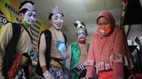 Tiga tokoh pewayangan turun sosialisasi kepada pedagang agar turut serta patuh terhadap aturan PSBB di Kota Cirebon dengan menutup tokonya. Foto (Liputan6.com / Panji Prayitno)