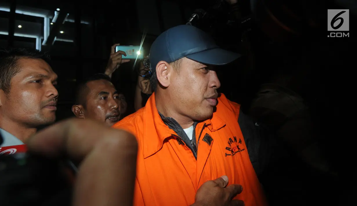 Pemilik PT.Enra Sari (ES) Robi Okta Fahlefi menuju mobil tahanan usai pemeriksaan di Gedung KPK, Selasa (3/9/2019). Robi Okta terjaring OTT KPK bersama Bupati Muara Enim Ahmad Yani terkait dugaan suap proyek dinas Pekerjaan Umum Kabupaten Muara Enim senilai Rp130 Miliar. (merdeka.com/Dwi Narwoko)