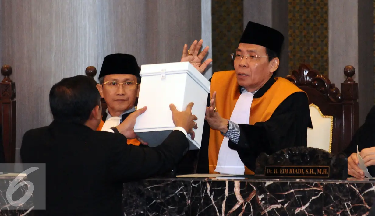 Hakim Agung Edi Riadi memasukkan surat suara pada sidang paripurna pemilihan Ketua Mahkamah Agung periode 2017-2022 di Jakarta, Selasa (14/2). Hatta Ali kembali memimpin MA setelah dipilih 38 dari 47 Hakim Agung. (Liputan6.com/Helmi Fithriansyah)