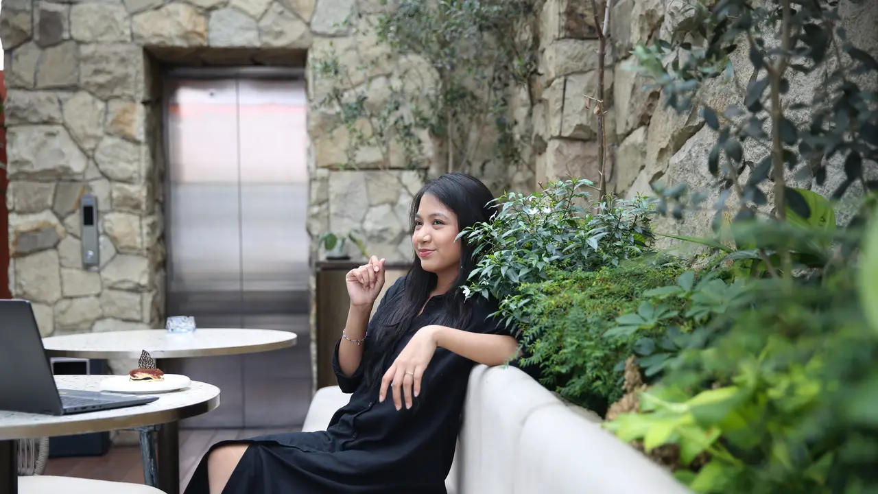 wanita mei elegan  berkelas