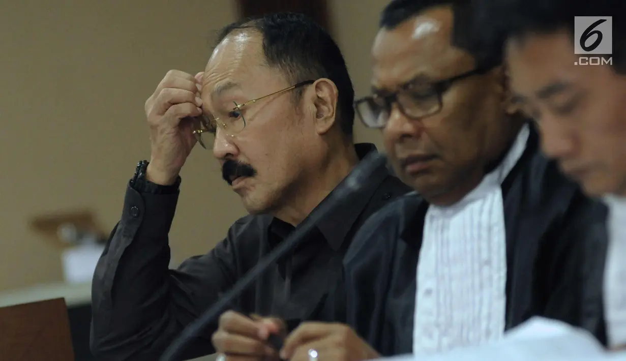 Terdakwa kasus dugaan merintangi penyidikan dugaan korupsi e-KTP, Fredrich Yunadi (kiri) saat mengikuti sidang lanjutan di Pengadilan Tipikor, Jakarta, Kamis (22/3). Sidang mendengarkan keterangan saksi. (Liputan6.com/Helmi Fithriansyah)