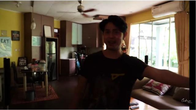 Ada Rumah Pohon, Ini 8 Potret Kediaman Cakra Khan yang Bernuansa Seni