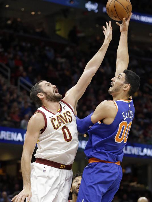 Pebasket New York Knicks, Enes Kanter, berusaha menghindari penjagaan pebasket Cleveland Cavaliers, Kevin love, pada laga NBA di Quicken Loans Arena, Cleveland, Minggu (29/10/2017).  Cleveland Cavaliers kalah 114-95 dari New York Knicks. (AP/Tony Dejak)