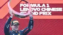 Max Verstappen mampu mengatasi tekanan dari Lando Norris yang harus puas di posisi dua GP F1 China 2024. (HECTOR RETAMAL/AFP)