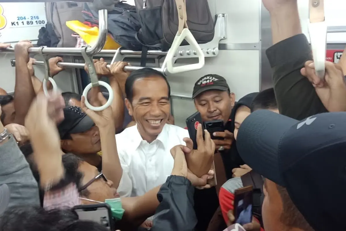 Foto Presiden Joko Widodo atau Jokowi naik commuter line beredar di media sosial. (Istimewa)