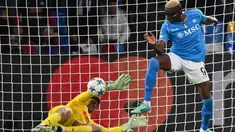 Penyerang Napoli asal Nigeria #09 Victor Osimhen mencetak gol kedua timnya ke gawang Braga pada matchday 6 Grup C Liga Champions 2023/2024 di Stadion Diego Armando Maradona, Rabu (13/12/2023) dini hari WIB. (Alberto PIZZOLI / AFP)