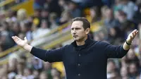 Laga comeback Frank Lampard sebagai manajer interim Chelsea setelah ditunjuk menggantikan posisi Graham Potter yang dipecat berakhir sial. Frank Lampard bersama Chelsea harus menelan kekalahan 0-1 dari tuan rumah Wolverhampton Wanderers, Sabtu (8/4/2023) di Molineux Stadium. Gol tunggal Wolves dicetak oleh Matheus Nunes pada menit ke-31. Dengan kekalahan ini Chelsea masih belum beranjak dari posisi ke-11 klasemen sementara Liga Inggris 2022/2023 dengan raihan 39 poin. (AP Photo/Rui Vieira)