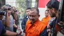 Bupati Pemalang Anom Widiyantoro berjalan menuju mobil tahanan usai menjalani pemeriksaan di Gedung Merah Putih KPK, Jakarta, Kamis  (30/7/2026).  (KLY/ Arie Basuki)