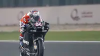 Pebalap Ducati, Andrea Dovizioso, menjajal fairing baru pada hari kedua tes MotoGP 2017 di Sirkuit Losail, Qatar, Sabtu (11/3/2017). (Motorsport)