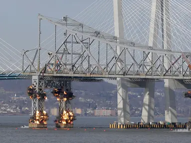 Ledakan dahsyat menghancurkan bagian Jembatan Tappan Zee di Tarrytown, New York, AS, Selasa (15/1). Jembatan Tappan Zee dihancurkan lantaran sudah tua. (AP Photo/Seth Wenig)