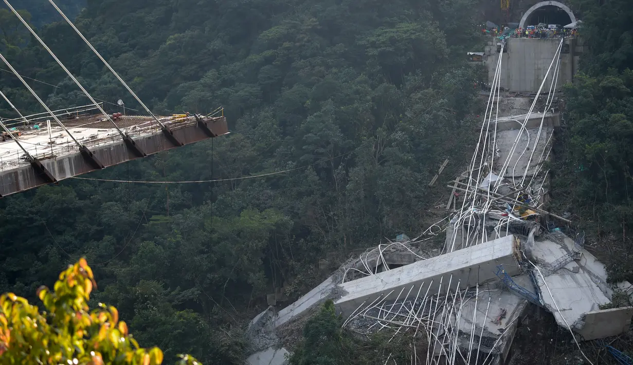 Sebuah jembatan yang menghubungkan Bogota dengan Kota Villavicencio ambruk di kota Guayabetal, Senin (16/1).  Sebanyak 10 pekerja konstruksi tewas dan lima lainnya mengalami cedera ketika jembatan yang sedang dibangun sebagian runtuh. (Raul Arboleda/AFP)