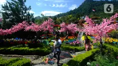 Wisatawan menikmati tempat wisata yang Instagrammable di kawasan Puncak Dua, Sukamakmur, Bogor, Jumat (6/1/2023). Meski kawasan Puncak Dua belum dikembangkan secara maksimal oleh Pemkab Bogor dan pemerintah pusat, warga seputar Jabodetabek dan Cianjur tetap antusias mengunjungi kawasan ini sebagai tempat wisata alternatif selain kawasan Puncak dan sekitarnya yang selalu didominasi kemacetan lalu lintas. (merdeka.com/Arie Basuki)
