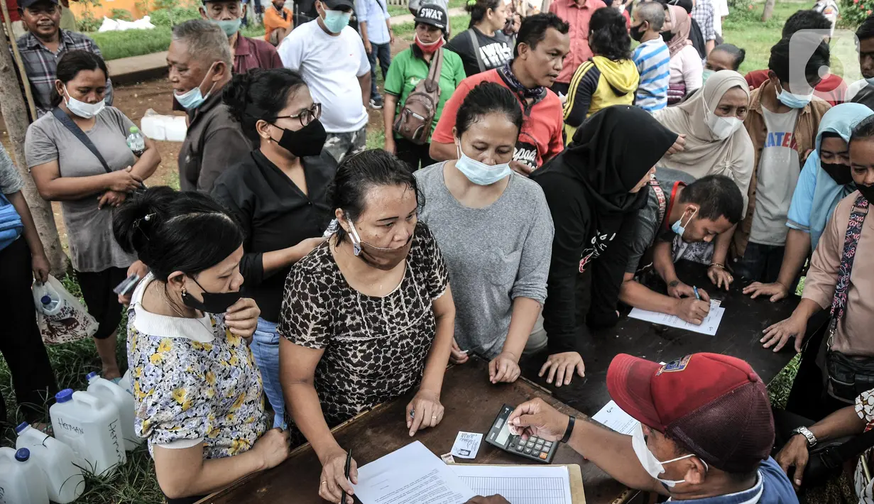 Antrean warga membeli minyak goreng curah saat pendistribusian di Pasar Senen, Jakarta, Kamis (17/3/2022). Masih mahal dan langkanya minyak goreng menyebabkan pendistribusian tersebut langsung diserbu warga, baik pedagang maupun pengunjung pasar. (merdeka.com/Iqbal S. Nugroho)