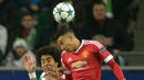 Pemain Wolfsburg, Dante berduel dengan pemain Manchester United, Jesse Lingard (kanan) pada lanjutan liga Champions  di Stadion VfL Wolfsburg Arena; Rabu (9/12/2015) dini hari WIB. (AFP Photo/Peter Steffen)