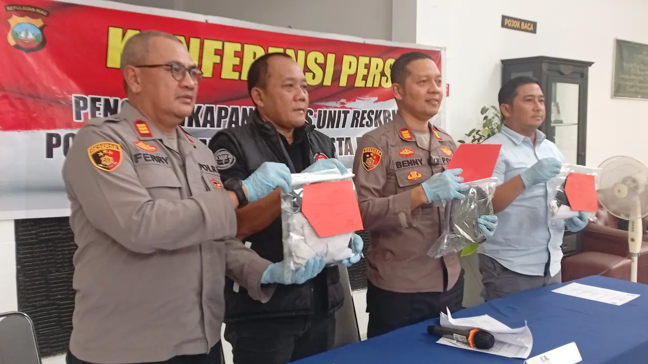 Kapolsek Batam Kota, AKP Beny bersama jajarannya menunjukan barang bukti kasus meninggalnya salah satu korban akibat lemparan batu ulekan karena cemburu sakit Hati.