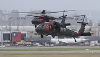 Dua helikopter Sikorsky UH-60 "Black Hawk" mendekat selama latihan militer tahunan Han Kuang yang mensimulasikan serangan terhadap lapangan terbang di Bandara Internasional Taoyuan, Taoyuan, Taiwan, Rabu (26/7/2023). Militer Taiwan dimobilisasi untuk latihan pertahanan rutin dari 24-28 Juli. (AP Photo/ Chiang Ying-ying)