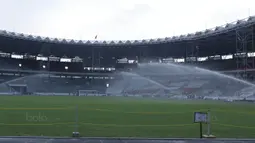 Suasana penyiraman rumput di SUGBK, Senayan, Jakarta, Selasa (8/8/2017). SUGBK menggunakan rumput jenis Zoysia matrella yang merupakan rumput standar FIFA untuk stadion bertaraf internasional. (Bola.com/M Iqbal Ichsan)