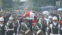 Anggota Paspampres mengusung peti jenazah almarhum Presiden ke-3 RI BJ Habibie menuju liang lahat saat tiba di Taman Makam Pahlawan (TMP) Kalibata, Jakarta, Kamis (12/9/2019). BJ Habibie meninggal pada Rabu (11/9/2019) pukul 18.05 WIB setelah menjalani perawatan di RSPAD. (merdeka.com/Iqbal Nugroho)