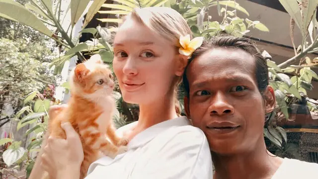 Potret Nur Khamid dan Polly Alexandria Robinson. (Sumber: Instagram/pollyoddsocks)