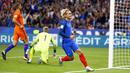 Antoine Griezmann membuka keunggulan bagi Prancis pada menit ke-14 saat mengecoh kiper Belanda pada kualifikasi Piala Dunia 2018 Grup A di Stade de France stadium, Saint-Denis, (31/8/2017). Prancis menang 4-0. (AP Photo/Francois Mori)
