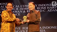 Pendiri dan Chairman Lippo Group, DR Mochtar Riady, menerima UI Awarding Night 2019 di Bidang Penelitian di Menara BNI Jakarta Jumat (1/11/2019). Penghargaan diberikan oleh Rektor UI, Prof Dr Ir Muhammad Anis sebagai bentuk ucapan terima kasih dan apresiasi. (Liputan6.com/HO/PR Lippo Group)