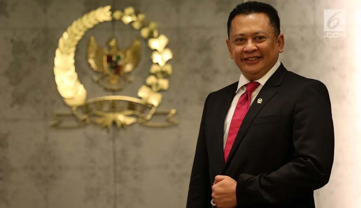 Ketua DPR Bambang Soesatyo saat sesi foto usai terpilih sebagai Ketua DPR di Kompleks Parlemen, Senayan, Jakarta, Rabu (17/1).  Bambang resmi menjadi Ketua DPR dengan masa jabatan 2014-2019. (Liputan6.com/JohanTallo)