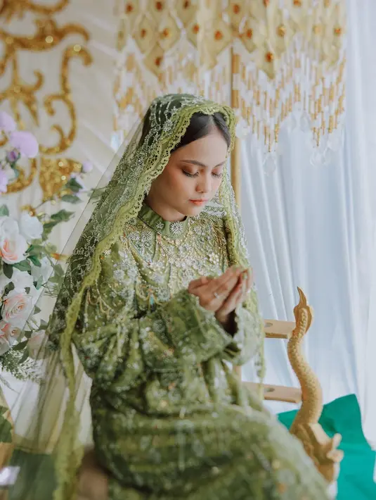 Di momen pengajian Putri Isnari tampil menawan dengan makeup flawless bernuansa oranye yang menyatu sempurna dengan outfit hijau penuh payetnya. [Foto: Instagram/da4_putri03]