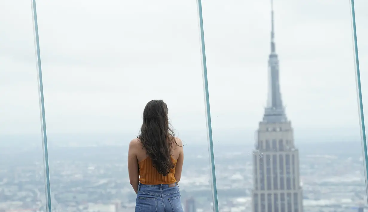 Pengunjung memandang cakralawa kota dari Edge, dek langit tertinggi di luar ruangan di Western Hemisphere saat dibuka kembali untuk umum di New York, Rabu (2/9/2020). Dek yang berada di lantai 100 menara utama Hudson Yards itu memiliki tinggi 1.100 kaki atau setara 335 meter. (TIMOTHY A. CLARY/AFP)