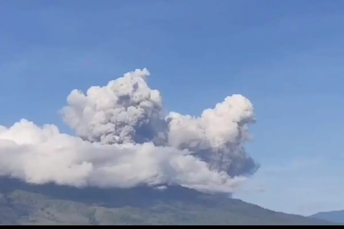 Gunung Lewotobi Laki-Laki di Kabupaten Flores Timur (Flotim), Nusa Tenggara Timur (NTT) kembali erupsi pada Rabu (27/12/2023), pukul 05:57 Wita. (Liputan6.com/Ola Keda)