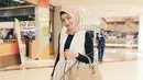 Dalam instagramnya, pemeran Siti Aldona dalam sinetron ABG Jadi Manten itu terlihat berbeda. Ibu satu anak itu tampil dengan mengenakan hijabnya. (Instagram/melodyprima)