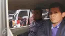 Pedangdut Saipul Jamil (kiri) memberikan keterangan pers usai saat menjalani pemeriksaan kesehatan di gedung Kedokteran dan kesehatan, (20/2). Saipul Jamil harus menjalani beberapa pemeriksaan dalam kasus pencabulan. (Liputan6.com/Herman Zakharia)