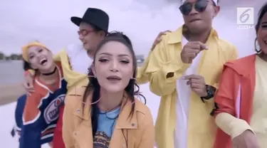 Siti Badriah patut berbangga hati, lantaran lagunya bisa bersaing dengan musikus dunia. Hebatnya lagi, tak ada musikus Indonesia lainnya yang masuk dalam YouTube Chart Billboard.