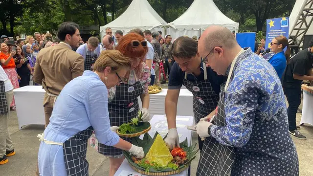 4 Duta besar dari negara Eropa di Indonesia sedang menghias tumpeng (Liputan6.com/ Linda Sapira)