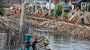 Sejumlah pekerja menyelesaikan pemasangan tanggul dan turap kali di Inspeksi Kali Grogol Palmerah, Jakarta, Rabu (21/11). Normalisasi tersebut dilakukan untuk mengantisipasi banjir dan genangan di Jakarta Barat. (Liputan6.com/Faizal Fanani)
