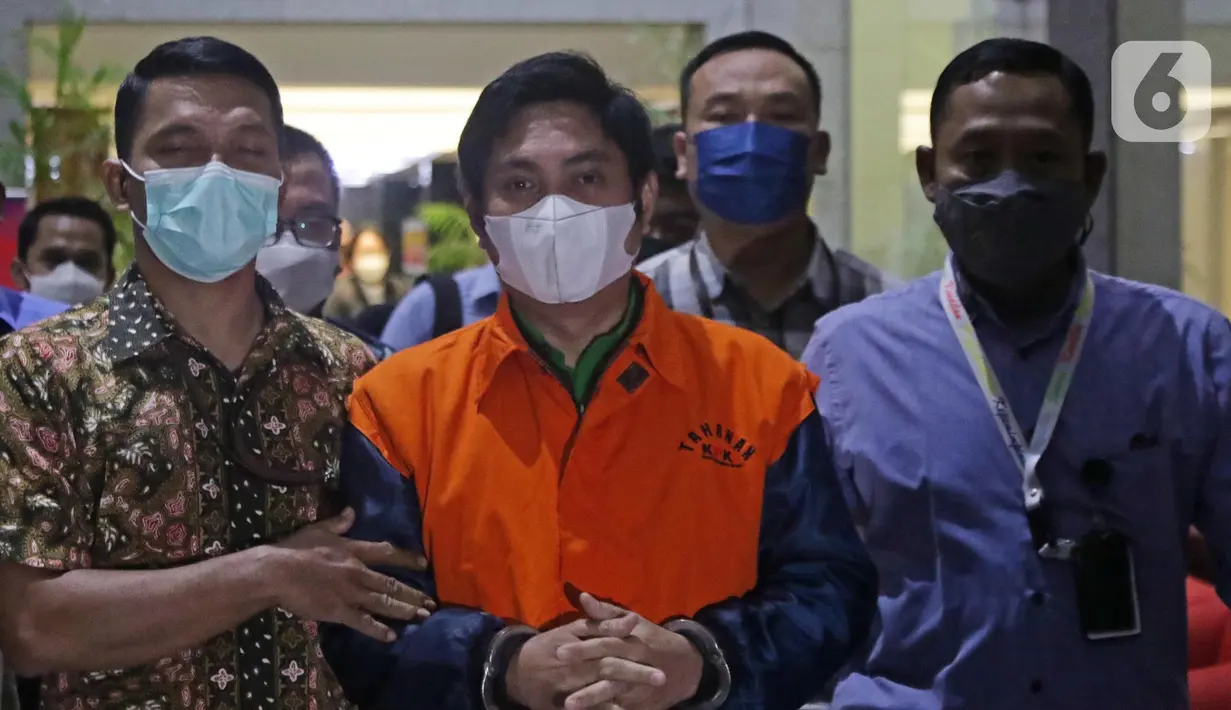 Bupati Tanah Bumbu periode 2010-2015 dan 2016-2018 yang juga kader Partai Demokrasi Indonesia Perjuangan (PDI-P), Mardani H. Maming usai dihadirkan rilis penahanan di Gedung KPK, Jakarta, Kamis (28/7/2022). Mardani disangkakan melanggar Pasal 12 huruf a atau Pasal 12 huruf b atau Pasal 11 UU Pemberantasan Korupsi juncto Pasal 55 ayat 1 ke-1 KUHP. (Liputan6.com/Helmi Fithriansyah)