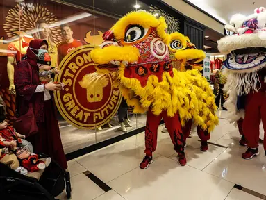 Barongsai beratraksi di Senayan City mall, Jakarta, Jumat (12/2/2021). Atraksi Barongsai yang digelar dengan berkeliling pusat perbelanjaan tersebut bertujuan untuk menghibur pengunjung sekaligus untuk menyambut Tahun Baru Imlek 2572. (Liputan6.com/Johan Tallo)