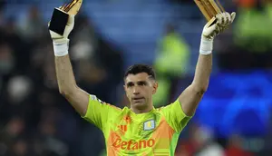 Kiper Aston Villa asal Argentina #23, Emiliano Martinez, memberikan penghargaan Golden Glove kepada para penggemar menjelang pertandingan Liga Champions UEFA antara Aston Villa dan Juventus di Villa Park di Birmingham, Inggris bagian tengah, Kamis dini hari WIB (28/11/2024). (Darren Staples/AFP)