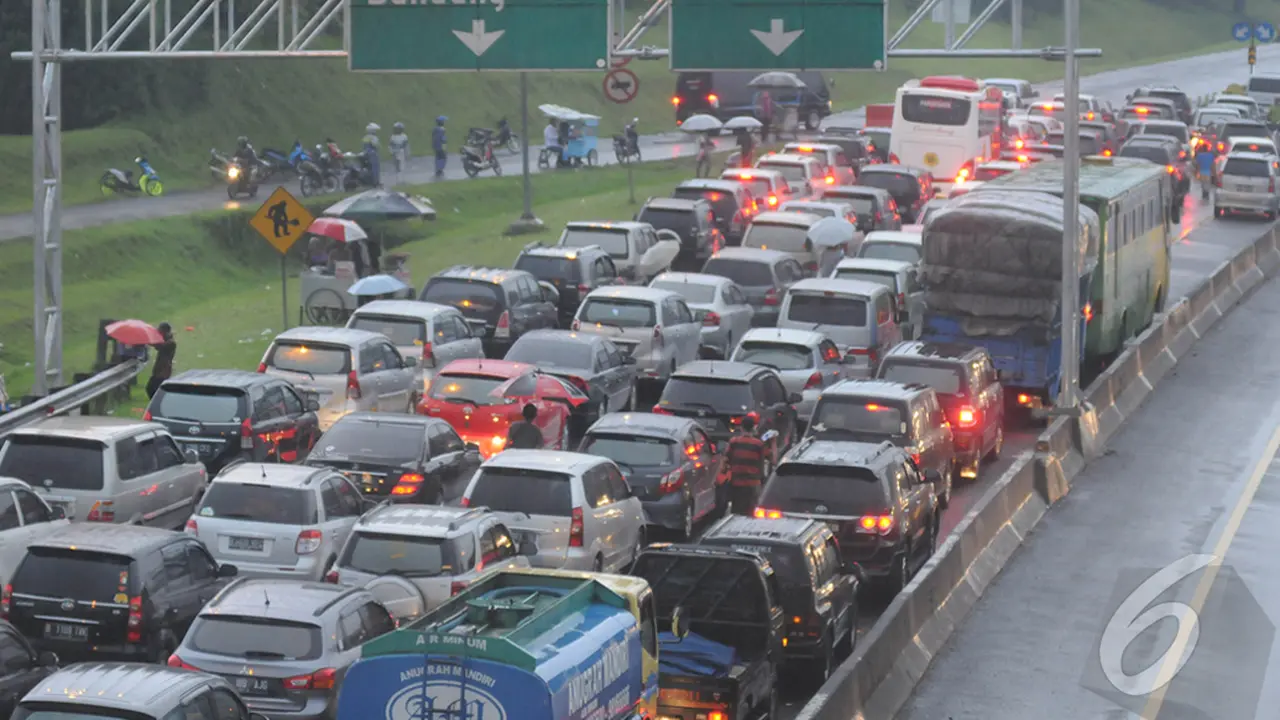 Antrean Kendaraan Menuju Puncak Cisarua