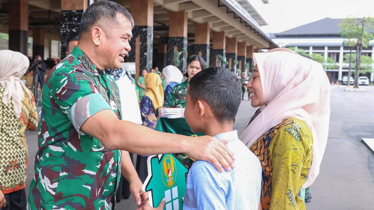 FOTO: Kasad Tegaskan Keluarga Prajurit Gugur Tetap Bagian Keluarga Besar TNI AD